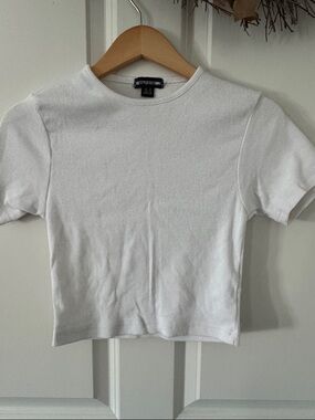 PrettyLittleThing White Ribbed Short Sleeve Tee cropped